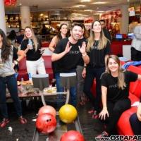 Carmem Alvim confraterniza com parceiros jogando no Yex Boliche