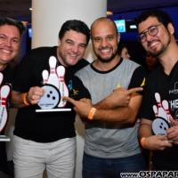 Carmem Alvim confraterniza com parceiros jogando no Yex Boliche