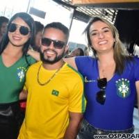 Com lotação máxima, festa da copa da Casa de Jorge é sucesso na estreia do Brasil na Copa
