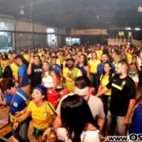 Com lotação máxima, festa da copa da Casa de Jorge é sucesso na estreia do Brasil na Copa