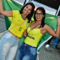 Com lotação máxima, festa da copa da Casa de Jorge é sucesso na estreia do Brasil na Copa