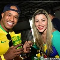 Com lotação máxima, festa da copa da Casa de Jorge é sucesso na estreia do Brasil na Copa