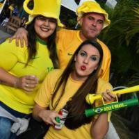 Com lotação máxima, festa da copa da Casa de Jorge é sucesso na estreia do Brasil na Copa