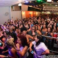 Fãs de Sampa Crew lotam a Casa de Jorge nessa véspera de feriado