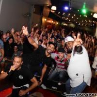 Fãs de Sampa Crew lotam a Casa de Jorge nessa véspera de feriado