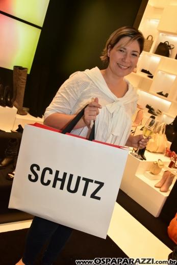 Aline Gaioso da Silva assume o comando da SCHUTZ no CenterVale Shopping