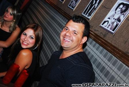 Gatas dançam sedutoramente ao som da Divine Girls na Nud Cabaret