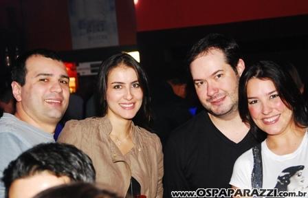 Gatas dançam sedutoramente ao som da Divine Girls na Nud Cabaret