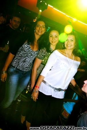 Gatas dançam sedutoramente ao som da Divine Girls na Nud Cabaret