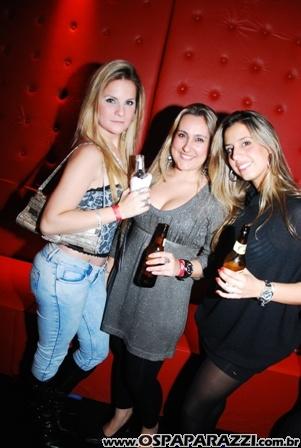 Gatas dançam sedutoramente ao som da Divine Girls na Nud Cabaret
