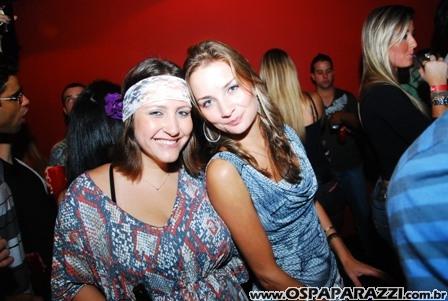 Gatas dançam sedutoramente ao som da Divine Girls na Nud Cabaret