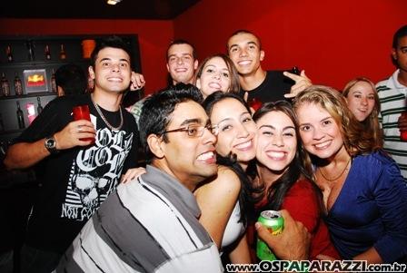 Gatas dançam sedutoramente ao som da Divine Girls na Nud Cabaret