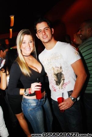 Gatas dançam sedutoramente ao som da Divine Girls na Nud Cabaret