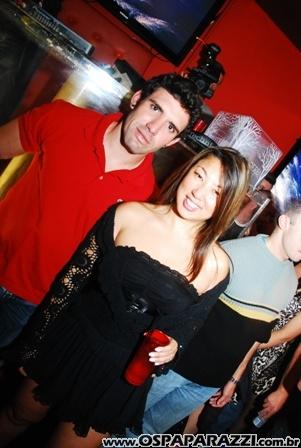 Gatas dançam sedutoramente ao som da Divine Girls na Nud Cabaret