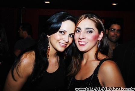 Gatas dançam sedutoramente ao som da Divine Girls na Nud Cabaret