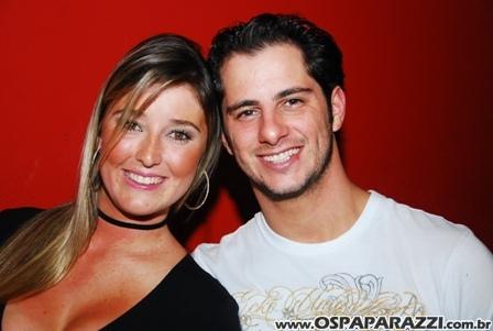 Gatas dançam sedutoramente ao som da Divine Girls na Nud Cabaret