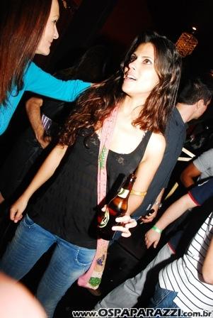 Gatas dançam sedutoramente ao som da Divine Girls na Nud Cabaret
