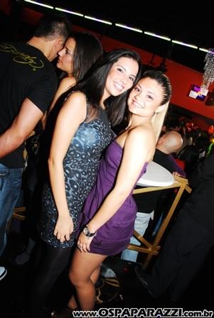 Gatas dançam sedutoramente ao som da Divine Girls na Nud Cabaret