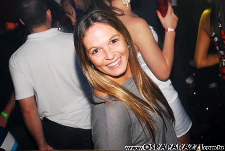 Gatas dançam sedutoramente ao som da Divine Girls na Nud Cabaret
