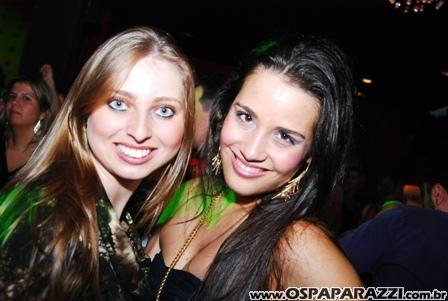 Gatas dançam sedutoramente ao som da Divine Girls na Nud Cabaret