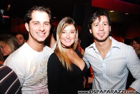 Gatas dançam sedutoramente ao som da Divine Girls na Nud Cabaret