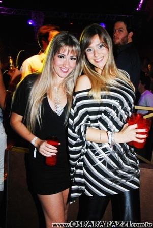 Gatas dançam sedutoramente ao som da Divine Girls na Nud Cabaret