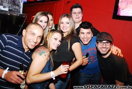 Gatas dançam sedutoramente ao som da Divine Girls na Nud Cabaret