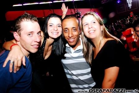 Gatas dançam sedutoramente ao som da Divine Girls na Nud Cabaret