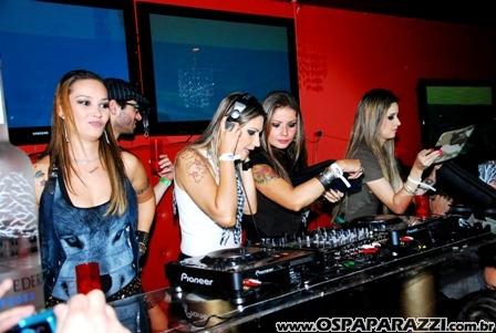 Gatas dançam sedutoramente ao som da Divine Girls na Nud Cabaret