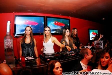 Gatas dançam sedutoramente ao som da Divine Girls na Nud Cabaret