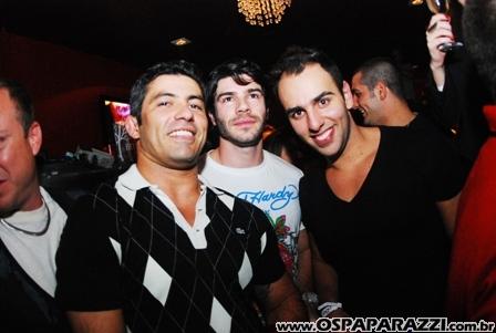 Gatas dançam sedutoramente ao som da Divine Girls na Nud Cabaret