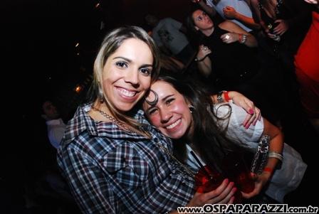 Gatas dançam sedutoramente ao som da Divine Girls na Nud Cabaret