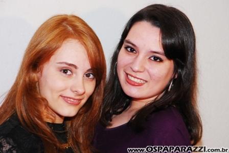 Marcella Egydio comemora com os amigos seus 16 anos e faz barulho
