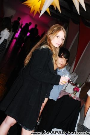 Marcella Egydio comemora com os amigos seus 16 anos e faz barulho