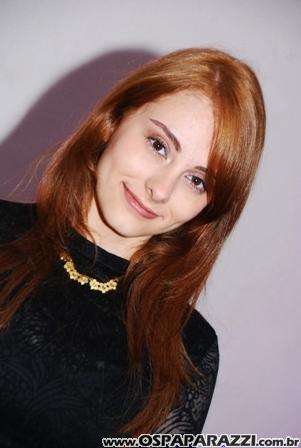 Marcella Egydio comemora com os amigos seus 16 anos e faz barulho