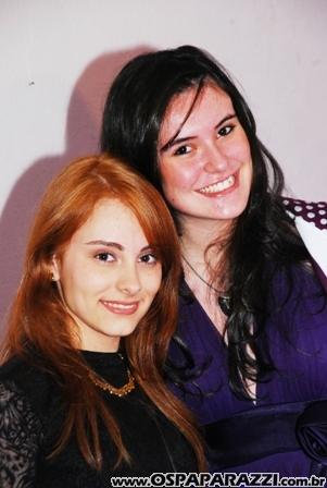 Marcella Egydio comemora com os amigos seus 16 anos e faz barulho