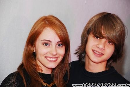 Marcella Egydio comemora com os amigos seus 16 anos e faz barulho