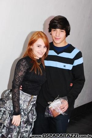 Marcella Egydio comemora com os amigos seus 16 anos e faz barulho
