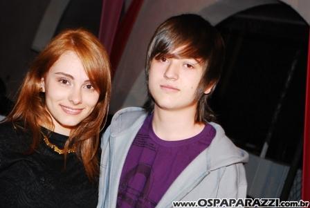 Marcella Egydio comemora com os amigos seus 16 anos e faz barulho
