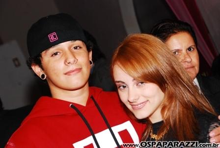 Marcella Egydio comemora com os amigos seus 16 anos e faz barulho