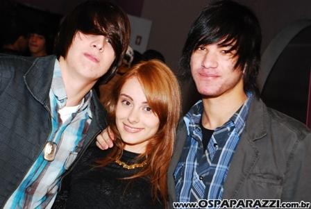 Marcella Egydio comemora com os amigos seus 16 anos e faz barulho