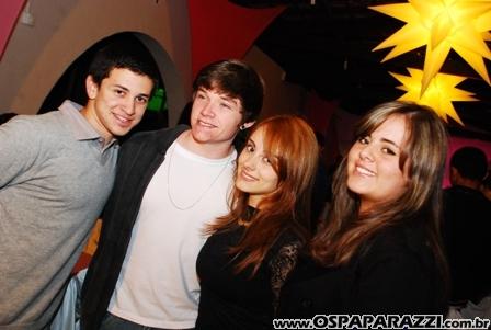 Marcella Egydio comemora com os amigos seus 16 anos e faz barulho