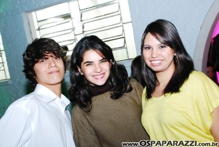 Marcella Egydio comemora com os amigos seus 16 anos e faz barulho