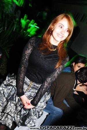 Marcella Egydio comemora com os amigos seus 16 anos e faz barulho