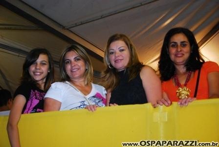 Exaltasamba e Rodriguinho cantam para fãs em São José