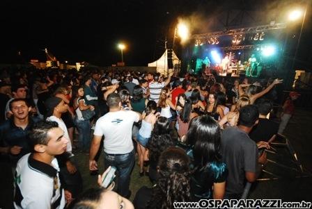 Exaltasamba e Rodriguinho cantam para fãs em São José