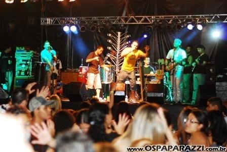 Exaltasamba e Rodriguinho cantam para fãs em São José