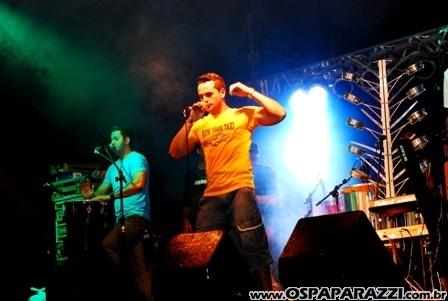 Exaltasamba e Rodriguinho cantam para fãs em São José