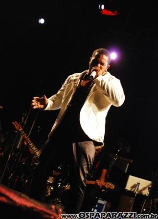 Exaltasamba e Rodriguinho cantam para fãs em São José