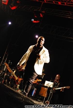 Exaltasamba e Rodriguinho cantam para fãs em São José